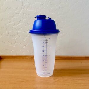NEW Tupperware Quick Shake Mixer Bottle - 2 Cup (16 oz) - Blue Lid
